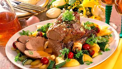 Festliche Lammkeule mit buntem Gemüse Rezept - Foto: LECKER @ Bauer Media Group