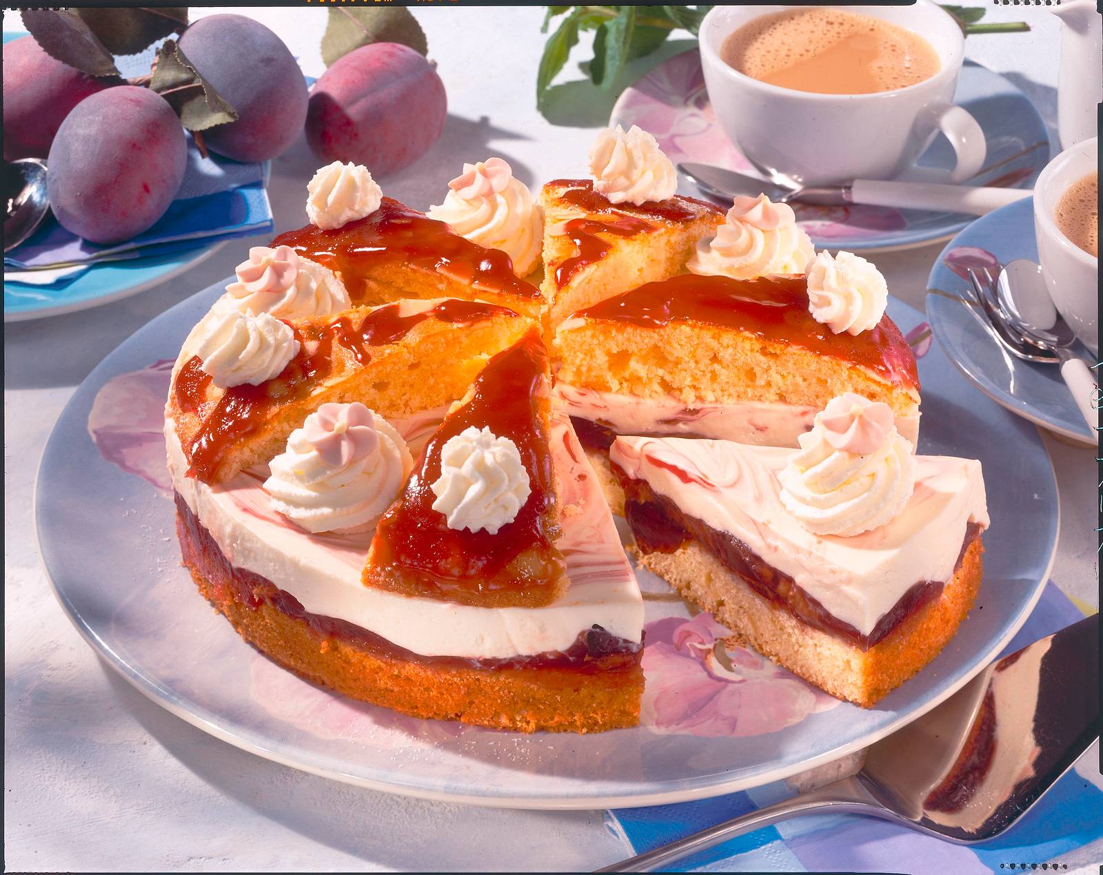 Festliche Pflaumentorte Rezept | LECKER