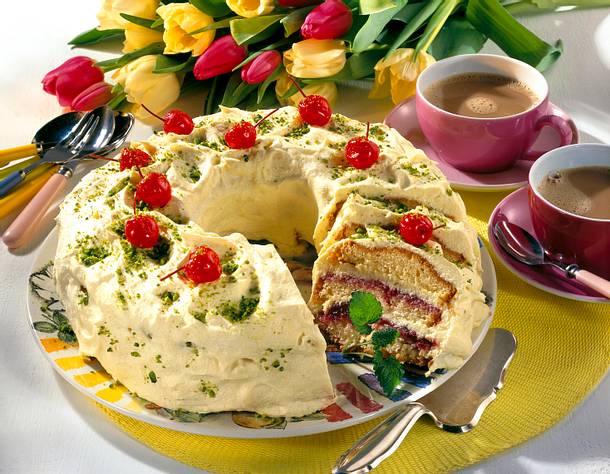 Festlicher Kirsch-Kranz mit Eierlikörcreme Rezept