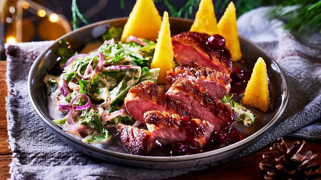Festtags-Entenbrust mit Mascarpone-Wirsing Rezept - Foto: LECKER @ Bauer Media Group