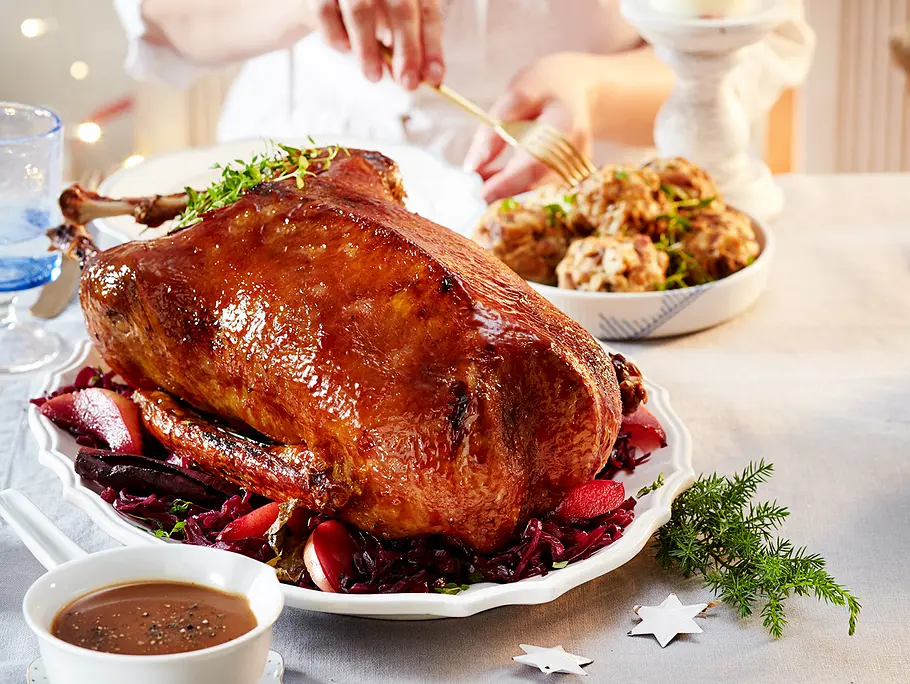 Festtagsgans mit Brezelfüllung Rezept Festtagsgans mit Brezelfüllung Rezept