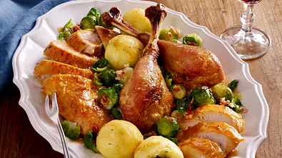 Festtagspute mit Speck-Rosenkohl und Kartoffeln Rezept - Foto: LECKER @ Bauer Media Group
