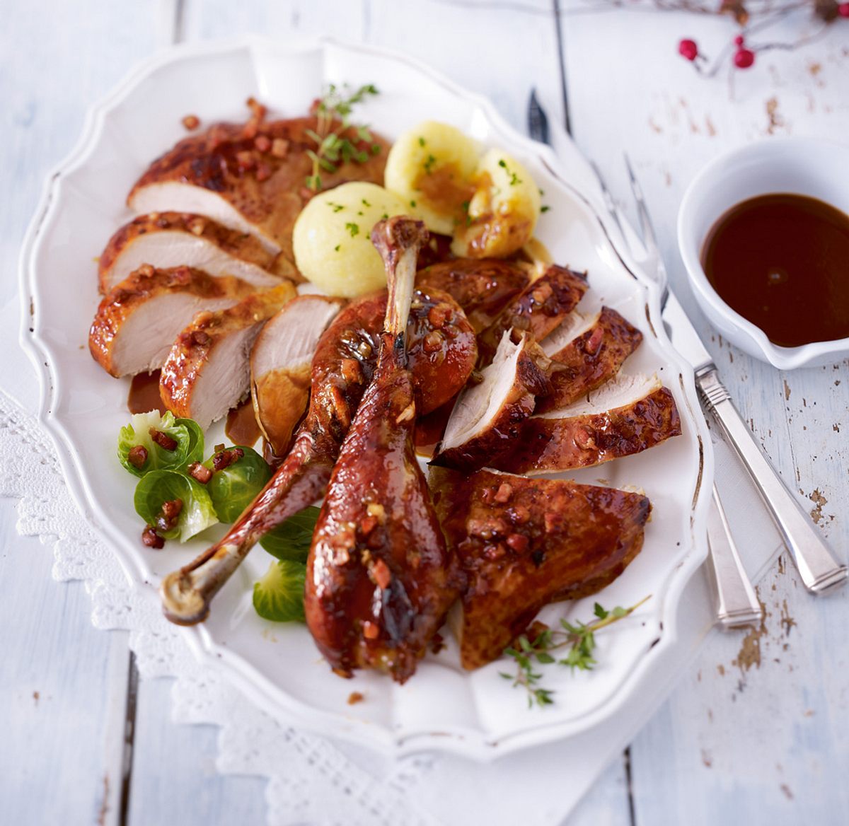 Festtagspute mit Speckrosenkohl und Aprikosenknödeln Rezept