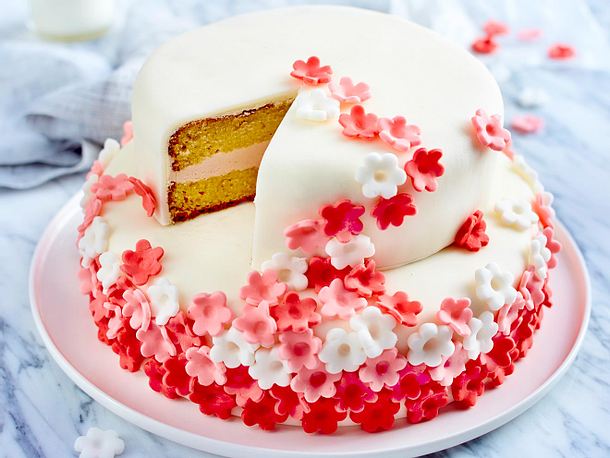 Festtagstorte mit Blüten Rezept Festtagstorte mit Blüten Rezept