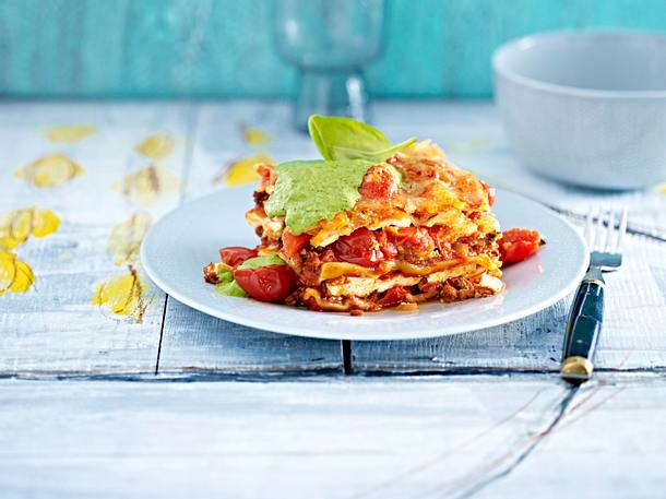 Feta-Hack-Lasagne mit frischer Spinat-Crème-fraîche Rezept | LECKER