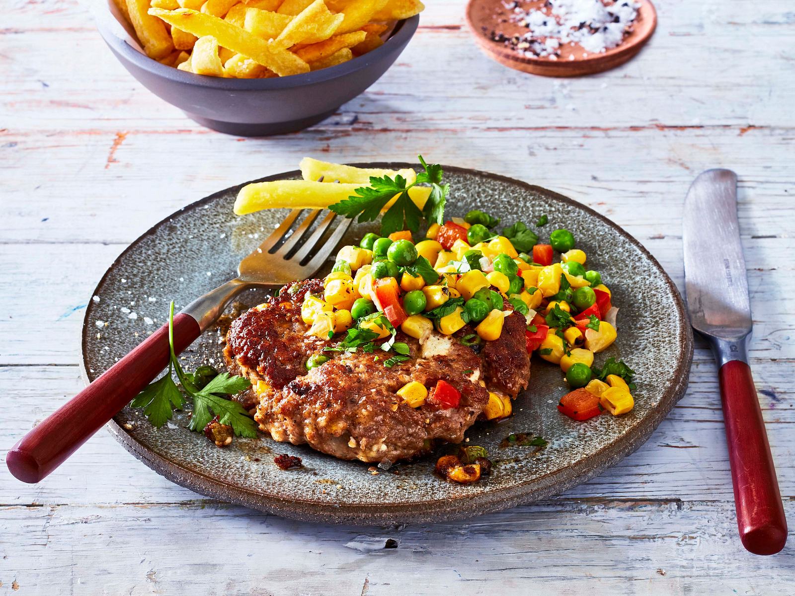 Feta-Hacksteaks mit Gemüse und Pommes Rezept | LECKER