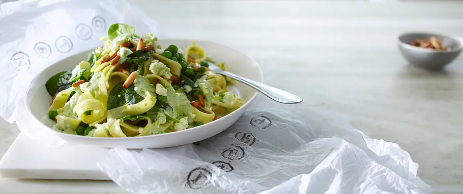 Feta-Hitpasta mit Erbsen-Schmand-Soße Rezept Feta-Hitpasta mit Erbsen-Schmand-Soße Rezept