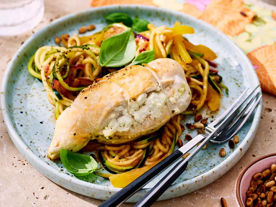 Feta-Hühnchen auf Zoodles Rezept Feta-Hühnchen auf Zoodles Rezept