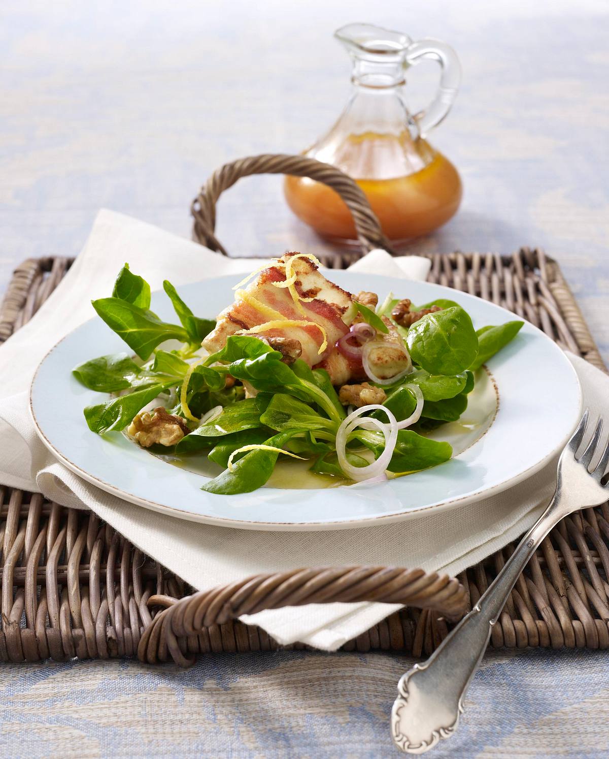 Feta in knusprigem Speckmantel auf Feldsalat mit Himbeervinaigrette Rezept