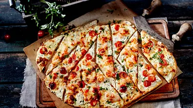 Feta-Pizza mit Garnelen Rezept - Foto: LECKER @ Bauer Media Group