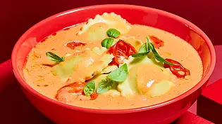 Feta-Ravioli-Suppe Rezept - Foto: LECKER @ Bauer Media Group
