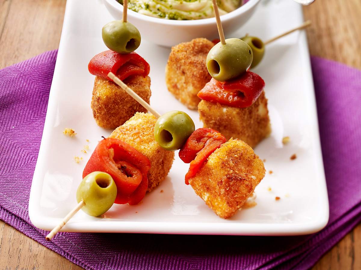 Feta-Spieße mit gerösteter Paprika und Oliven mit Aioli-Pesto-Dip Rezept