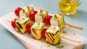 Feta-Zucchini-Spieße mit Kirschtomaten Rezept - Foto: House of Food / Bauer Food Experts KG