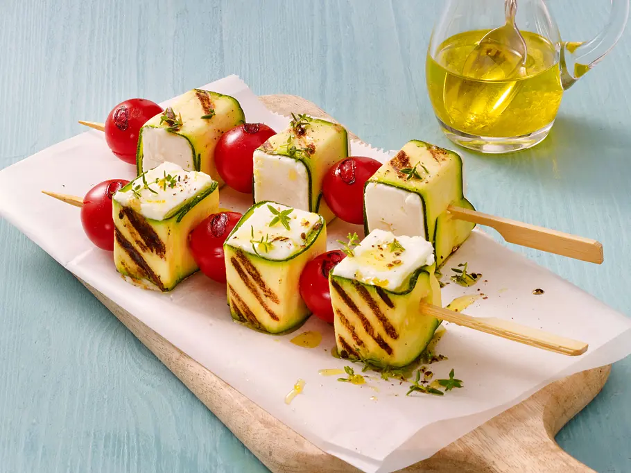 Feta-Zucchini-Spieße mit Kirschtomaten Rezept Feta-Zucchini-Spieße mit Kirschtomaten Rezept