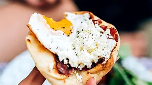 Feta Fried Eggs auf Pitabrot - Foto: iStock / Fotografia Inc. Feta Fried Eggs auf Pitabrot - Foto: iStock / Fotografia Inc.