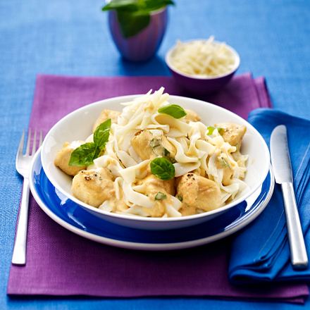 Fettuccine mit Hähnchen-Paprika-Kokos-Soße Rezept Fettuccine mit Hähnchen-Paprika-Kokos-Soße Rezept