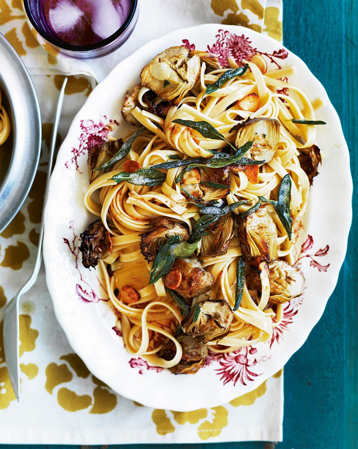 Fettuccine mit Salbeibutter und gerösteten Artischockenherzen Rezept
