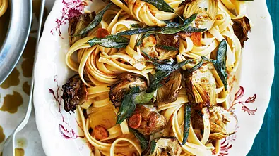 Fettuccine mit Salbeibutter und gerösteten Artischockenherzen Rezept - Foto: LECKER @ Bauer Media Group