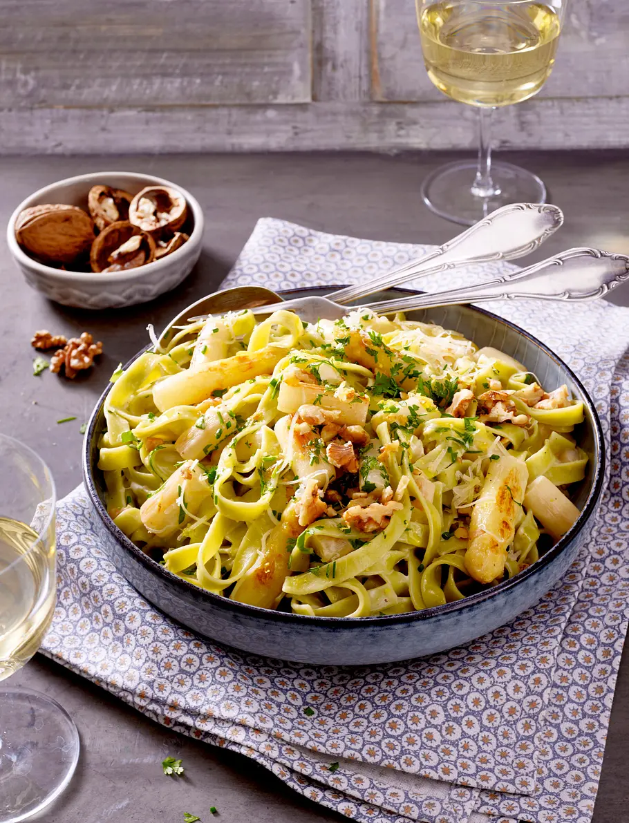 Fettuccine mit Spargel-Gruyere-Soße und Bärlauch Christina Richon Rezept