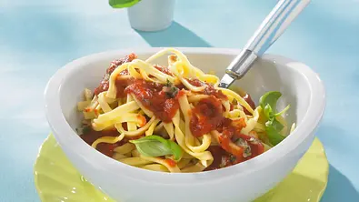 Fettuccine mit Tomatensoße (Diät) Rezept - Foto: LECKER @ Bauer Media Group
