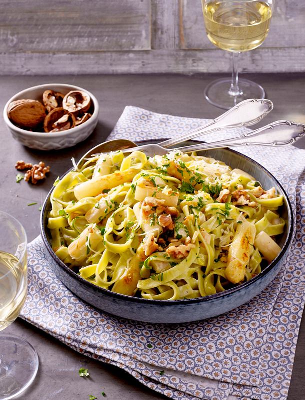 Fettuccine mit Spargel-Gruyere-Soße und Bärlauch Rezept | LECKER