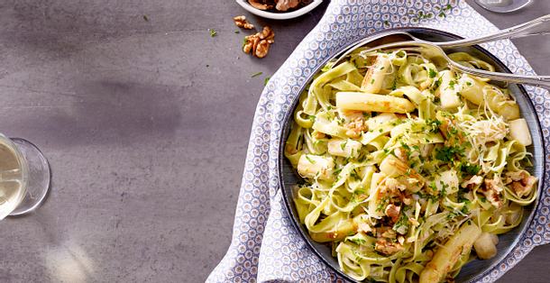 Fettucine mit Spargel-Gruyere-Soße und Bärlauch Christina Richon Rezept Fettucine mit Spargel-Gruyere-Soße und Bärlauch Christina Richon Rezept