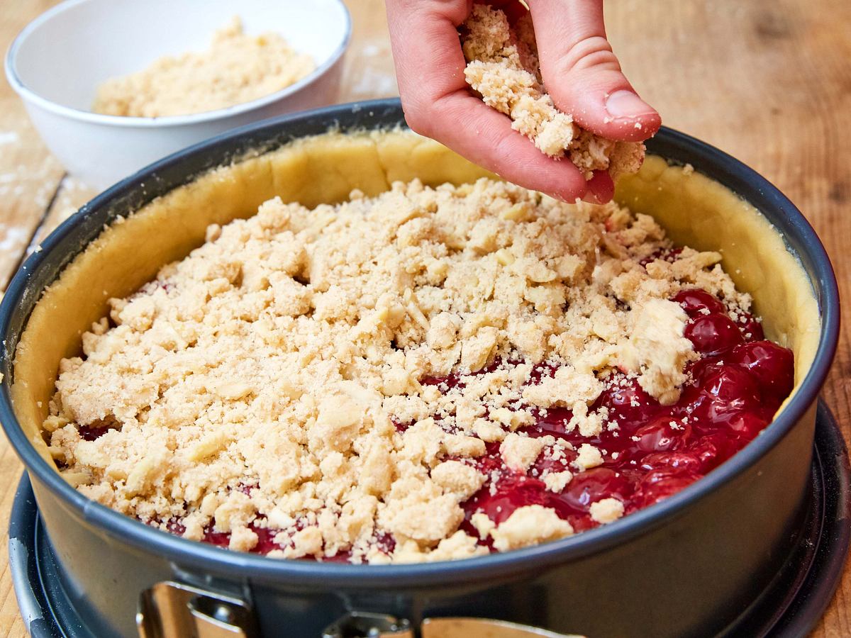 Streusel auf Feuerwehrkuchen verteilen