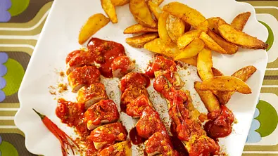 Feurige Currywurst mit Chili Rezept - Foto: LECKER @ Bauer Media Group