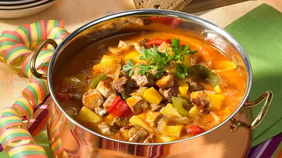 Feurige Gulaschsuppe Rezept - Foto: LECKER @ Bauer Media Group