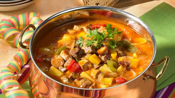 Feurige Gulaschsuppe Rezept - Foto: House of Food / Bauer Food Experts KG