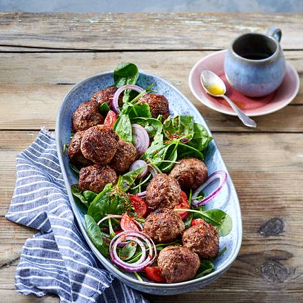 Feurige Hackbällchen auf Spinatsalat Rezept Feurige Hackbällchen auf Spinatsalat Rezept