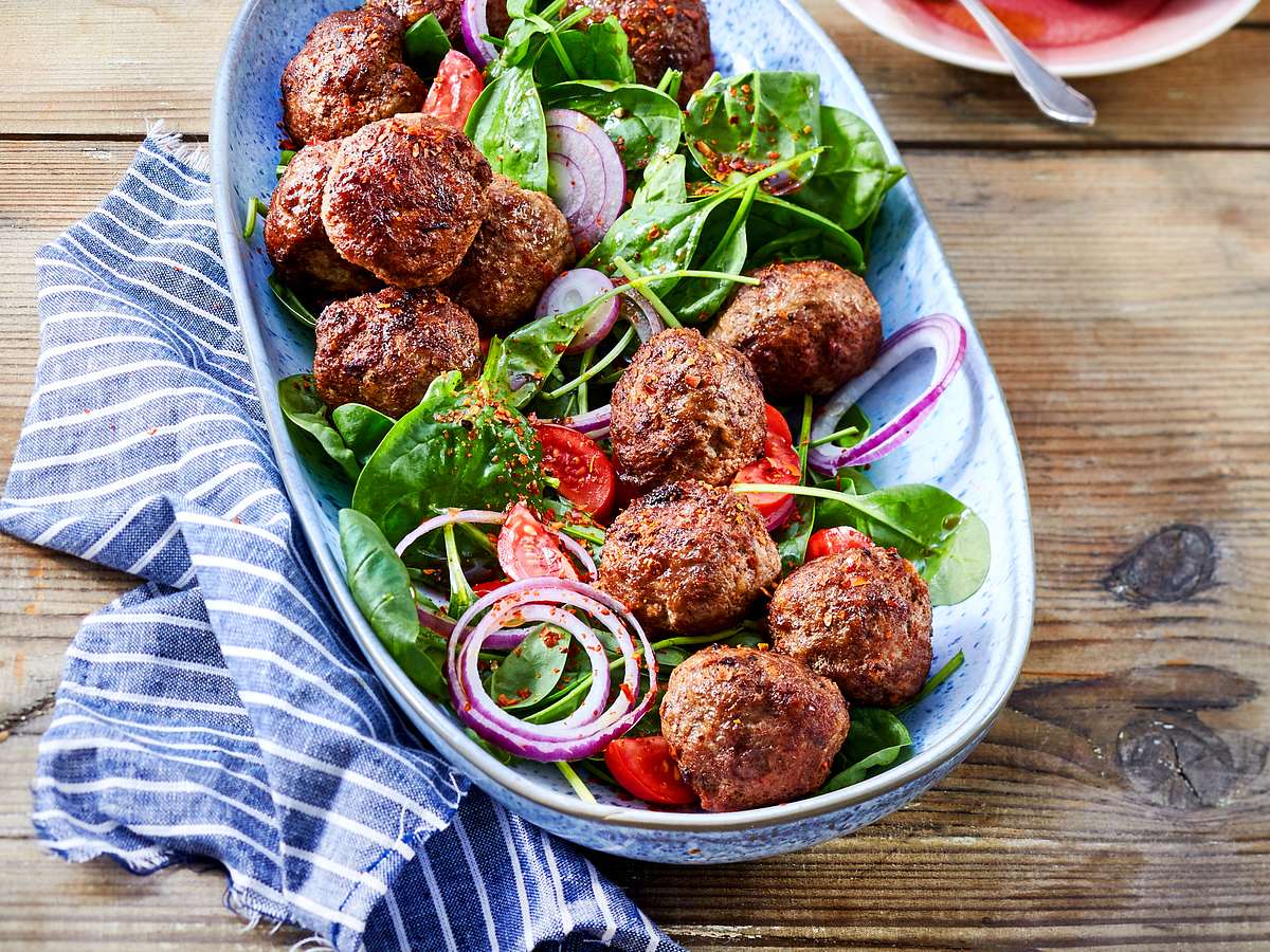 Feurige Hackbällchen auf Spinatsalat Rezept