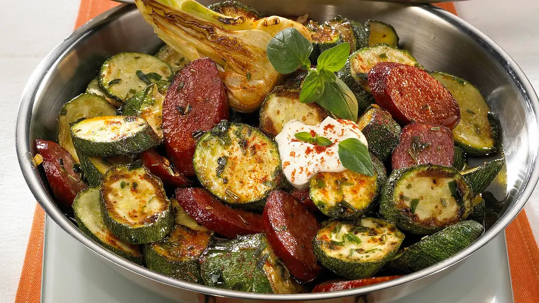 Feurige Zucchini-Pfanne mit Cabanossi Rezept - Foto: LECKER @ Bauer Media Group Feurige Zucchini-Pfanne mit Cabanossi Rezept - Foto: LECKER @ Bauer Media Group