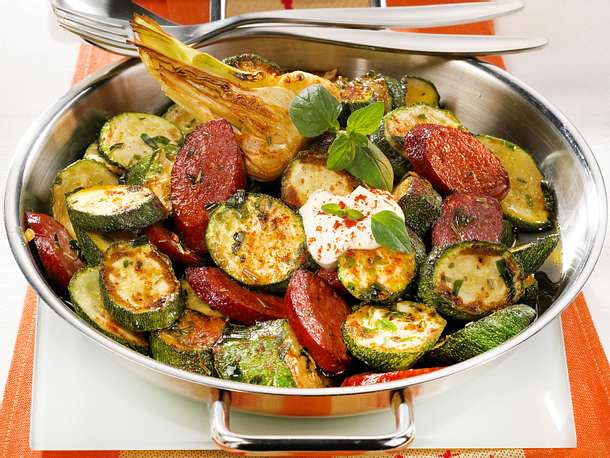 Feurige Zucchini-Pfanne mit Cabanossi Rezept Feurige Zucchini-Pfanne mit Cabanossi Rezept