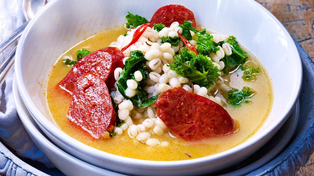Feuriger Grünkohl-Eintopf mit Graupen und Chorizo Rezept - Foto: LECKER @ Bauer Media Group
