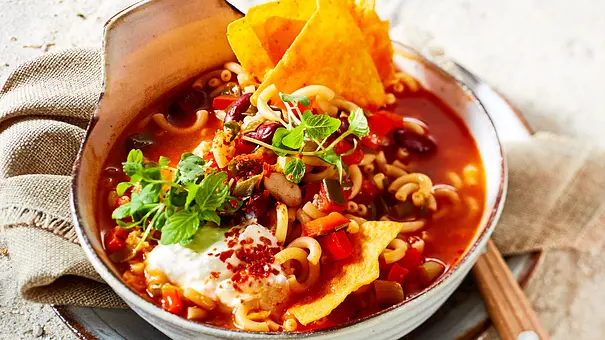 Vegetarische Partysuppen: Feuriger Spaghetti-Bohnen-Eintopf - Foto: LECKER @ Bauer Media Group Vegetarische Partysuppen: Feuriger Spaghetti-Bohnen-Eintopf - Foto: LECKER @ Bauer Media Group