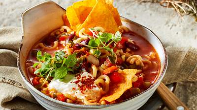 Feuriger Spaghetti-Bohnen-Eintopf „Vier Nachos für ein Halleluja Rezept - Foto: House of Food / Bauer Food Experts KG