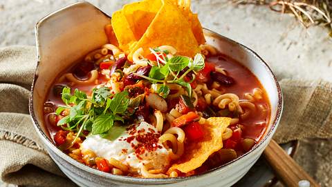 Feuriger Spaghetti-Bohnen-Eintopf „Vier Nachos für ein Halleluja Rezept - Foto: House of Food / Bauer Food Experts KG