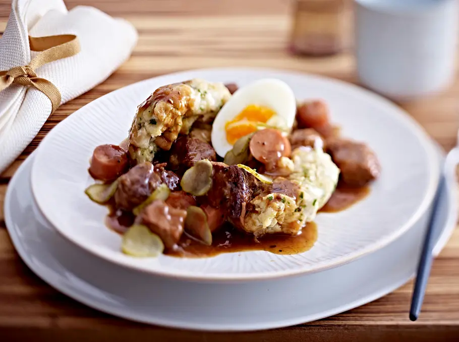 Fiakergulasch mit Semmelknödeln Rezept Fiakergulasch mit Semmelknödeln Rezept