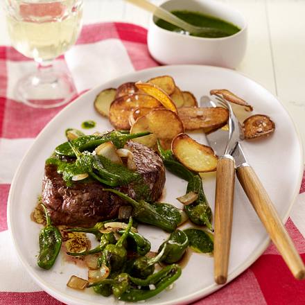 Filesteak mit mojo verde (grüne Soße), gebratenen Pimientos und Kartoffelchips Rezept Filesteak mit mojo verde (grüne Soße), gebratenen Pimientos und Kartoffelchips Rezept