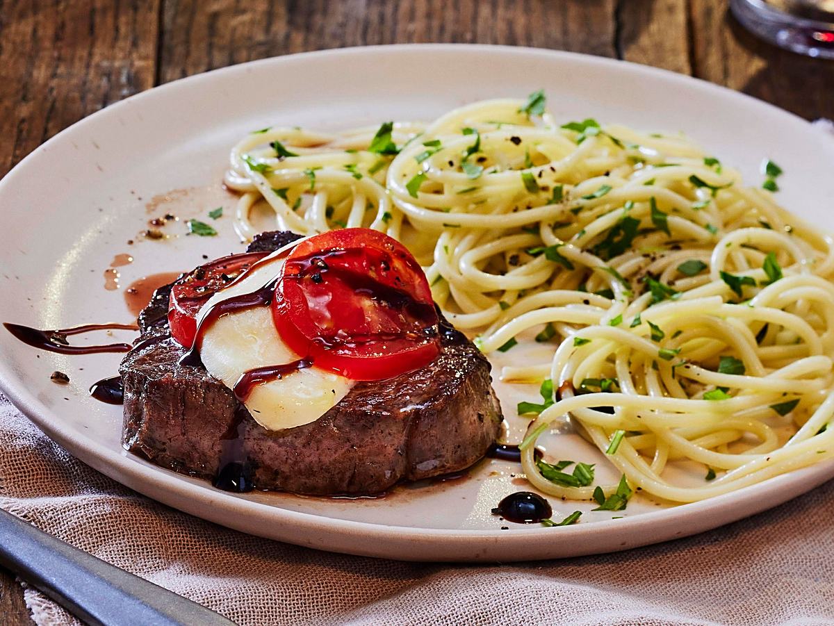 Filet Caprese zu Rucola-Spaghetti Rezept