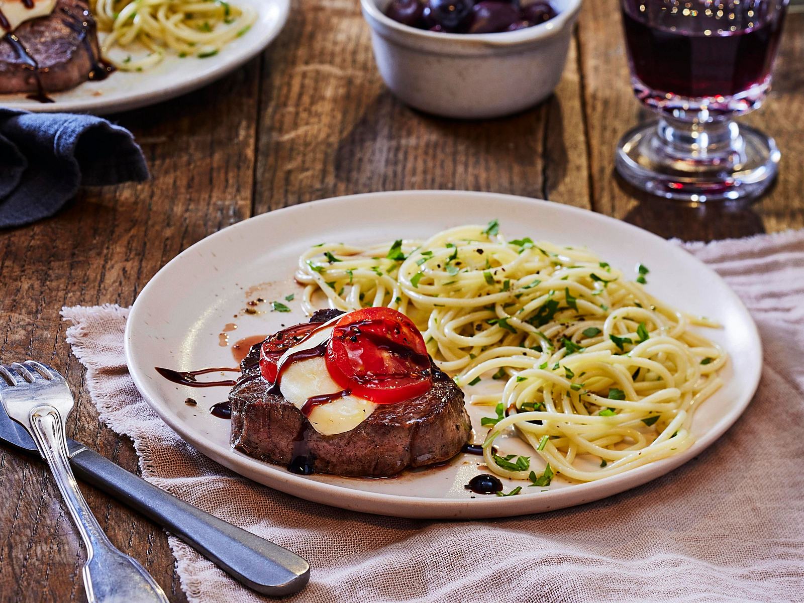 Filet &amp;quot;Caprese&amp;quot; zu Rucola-Spaghetti Rezept | LECKER