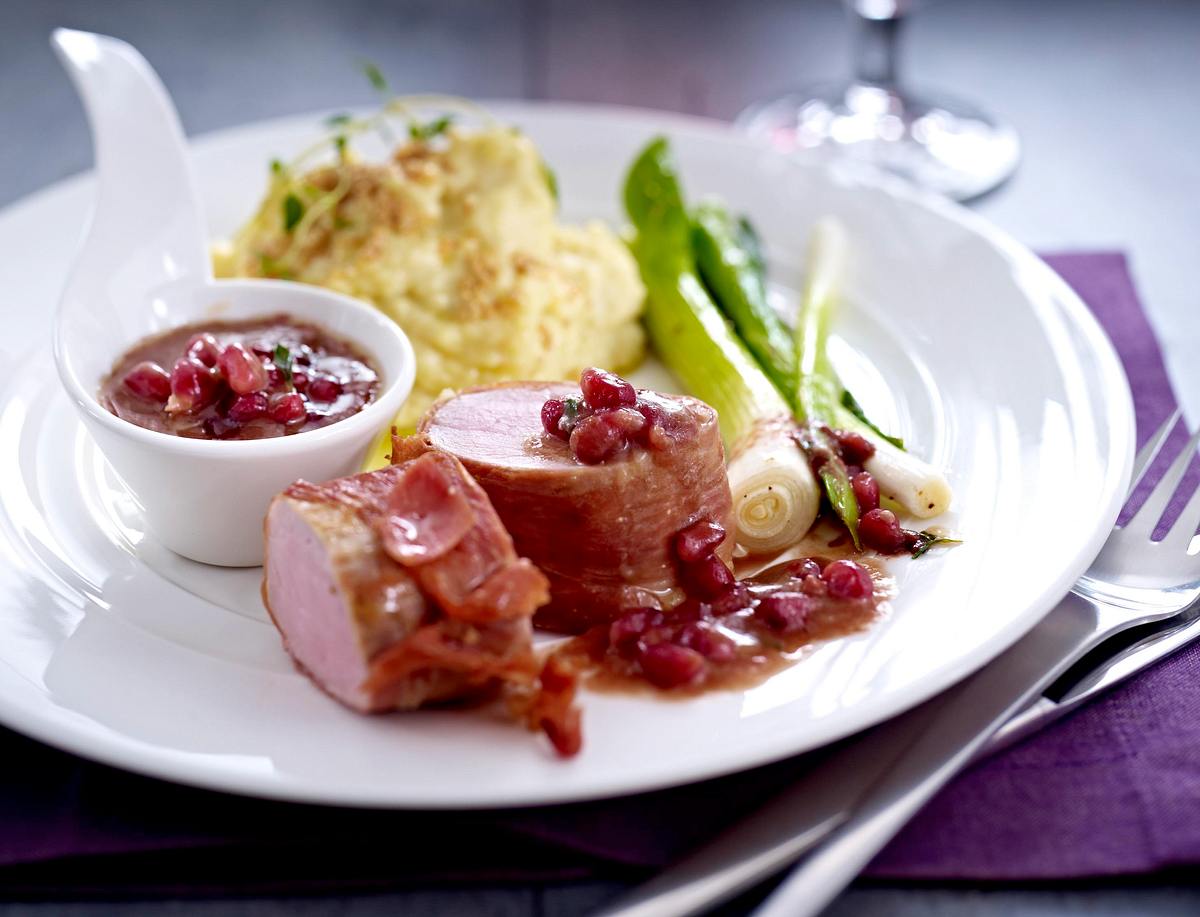 Filet in Serrano mit Granatapfelsoße und Sesam-Kartoffelpüree Rezept