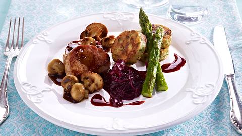 Filet Mignon mit Rotweinzwiebeln, Serviettenknödeln und Gemüse Rezept - Foto: House of Food / Bauer Food Experts KG