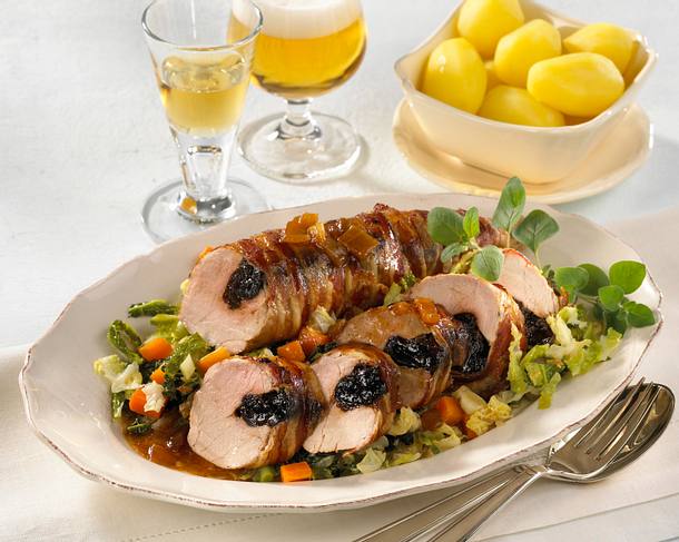 Filet mit Backpflaumen und Wirsing Rezept Filet mit Backpflaumen und Wirsing Rezept