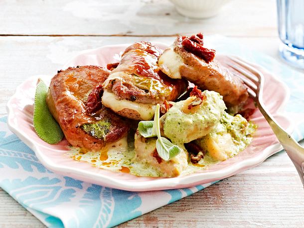 Filet-Saltimbocca mit Mozzarella und Tomatenklößchen Rezept Filet-Saltimbocca mit Mozzarella und Tomatenklößchen Rezept