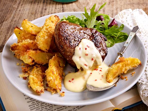 Filetsteak mit Limetten-Chili-Hollandaise und Knusperkartoffeln Rezept