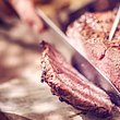 Filetiermesser zum Schneiden von Fleisch - Foto: GMVozd / iStock