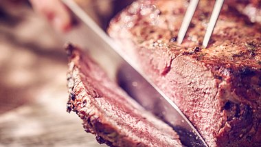 Filetiermesser zum Schneiden von Fleisch - Foto: GMVozd / iStock