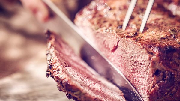 Filetiermesser zum Schneiden von Fleisch - Foto: GMVozd / iStock